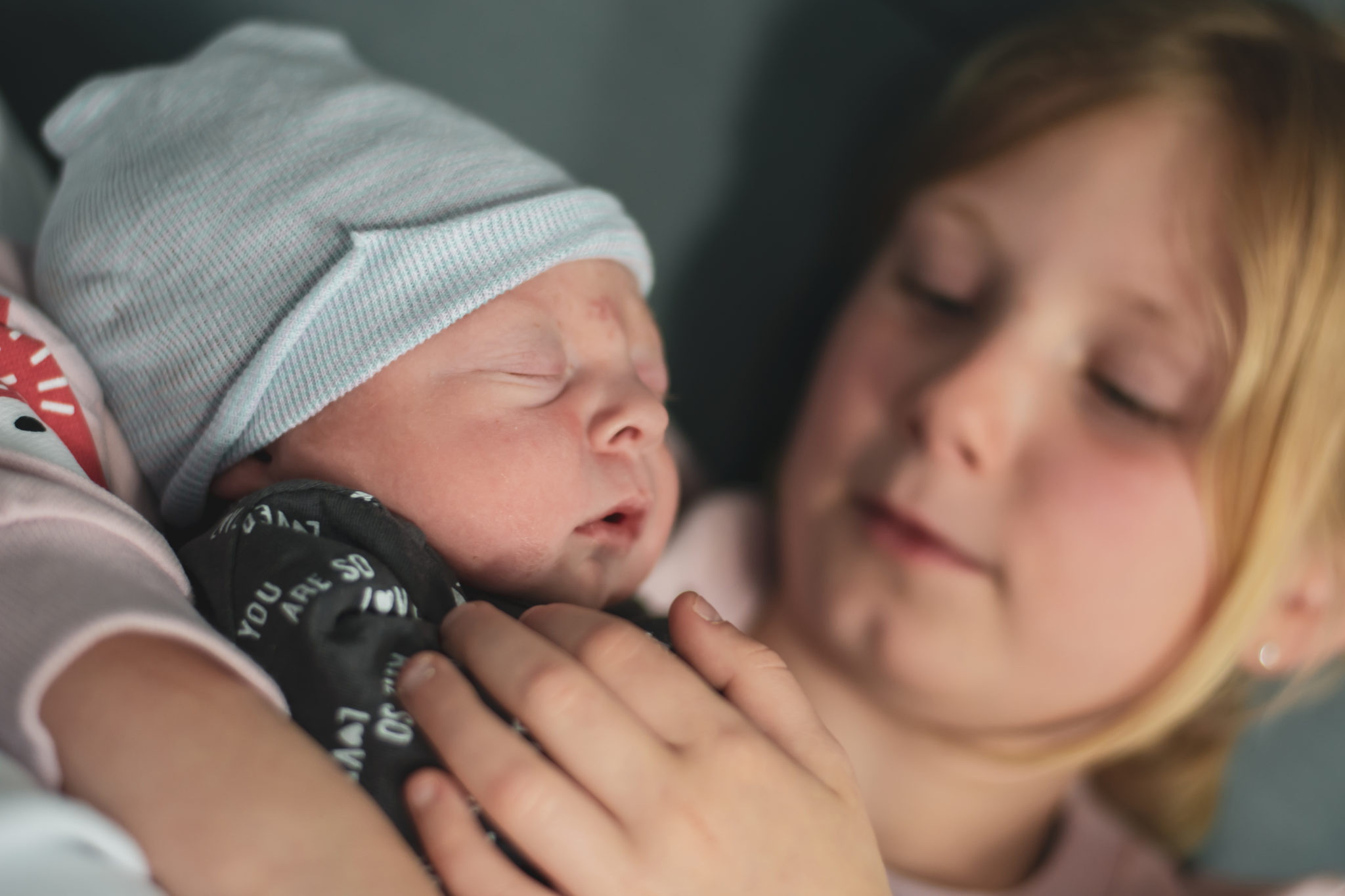 Geboorte Loic - geboortefotografie - doula - geboorte - grote zus bij bevalling