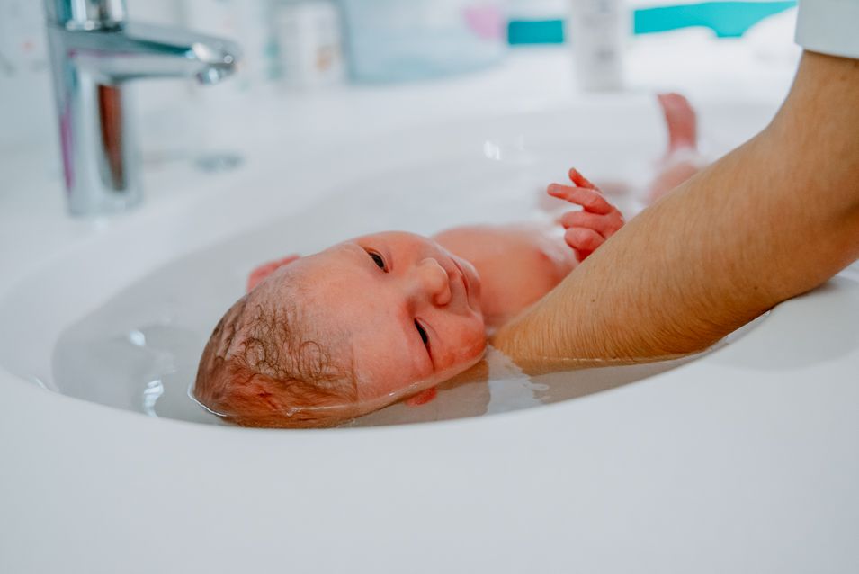 het eerste badje na de bevalling - DoulaGraaf
